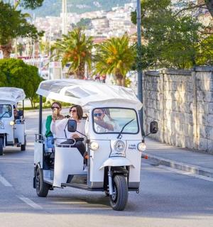 一群人乘坐高尔夫球车