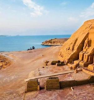 海边悬崖上的古代遗址