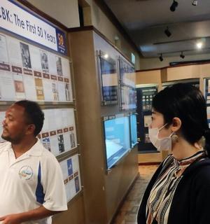 商店里一男一女戴着口罩