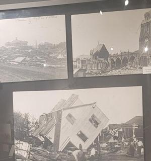 博物馆里展示的建筑物照片