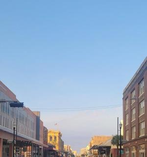 有高楼大厦和路灯的城市街道