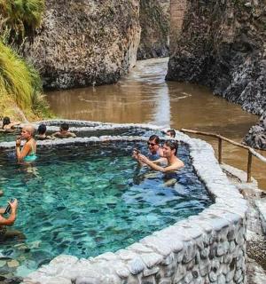 一群人在河里的游泳池里