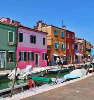 运河旁的一组色彩缤纷的建筑