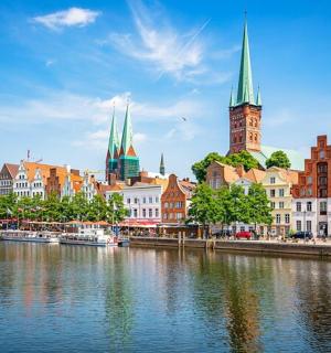 一座有河流、有建筑物和城镇的城市