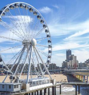 海滩旁码头上的摩天轮