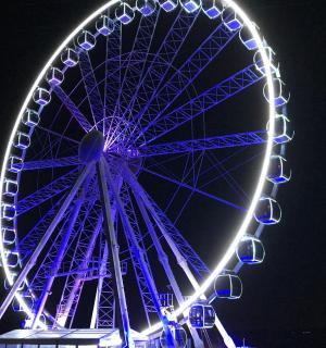 夜间亮起的大型摩天轮