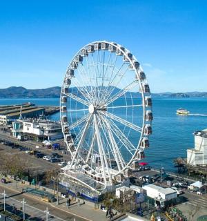 velké ruské kolo ve městě u vody