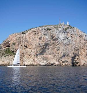 水中岛屿前的一艘帆船