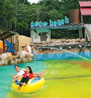 一男一女乘坐木筏在水中