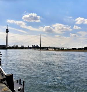 河流景观，背景中有一座桥