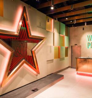 墙上挂着一颗星星和一个标志的房间