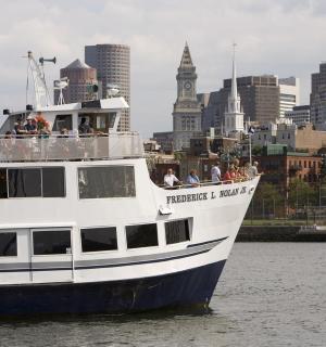 水中载有人的船