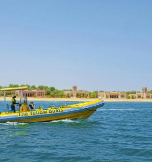 水面上的黄色和蓝色的船