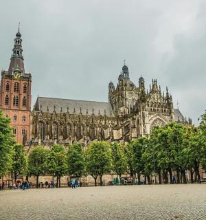 一座有钟楼和树木的大楼