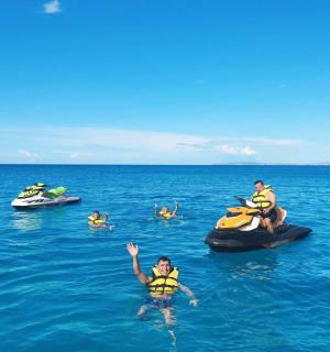 一群人在海上的木筏上