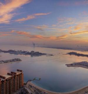 一座有河流的城市的鸟瞰图