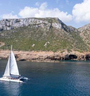 山边水中的一艘帆船