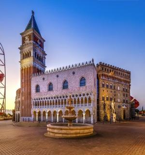 一座有钟楼和喷泉的大楼