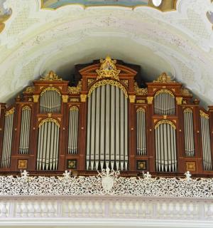 a large organ in a building with an arch