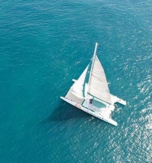 水中央的一艘白色帆船