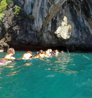 一群人在洞穴里的水中