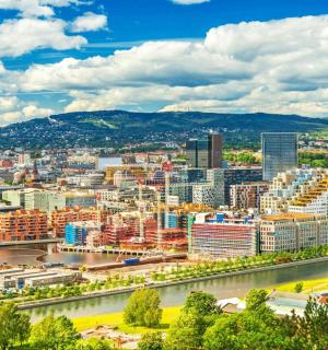 有河流和建筑物的城市景观