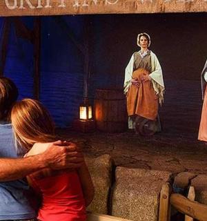 一群人坐在舞台前