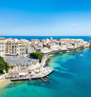 鸟瞰城市，水中有一艘船