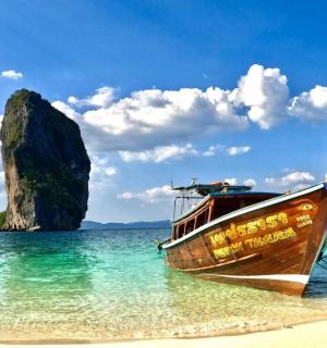 海滩上的一艘船，水中有一块岩石