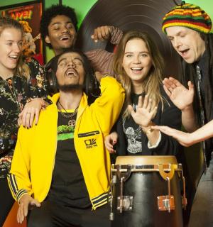 一群人围着鼓手站着