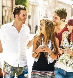 一群人在街上行走