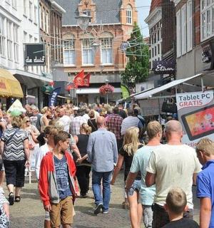 一群人走在繁忙的城市街道上