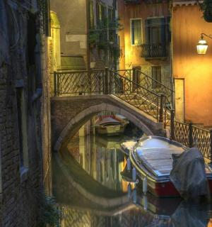 一条有桥的运河和水中的船