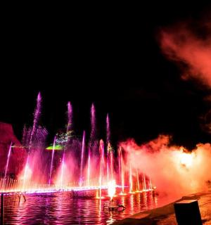 黑暗中的喷泉表演