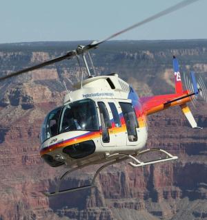 一架直升机正在飞越大峡谷