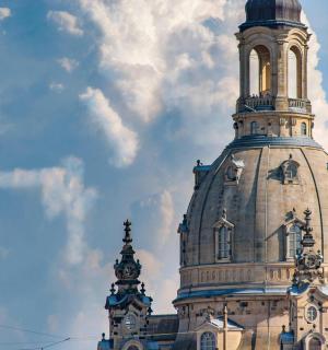 一座顶部有钟楼的建筑