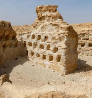 مبنى في وسط الصحراء