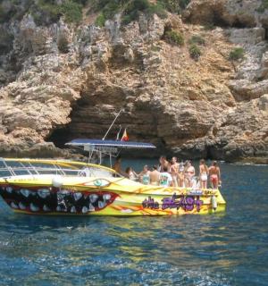 一群人在水中的船上