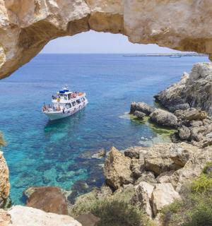 一艘船在水中穿过岩洞