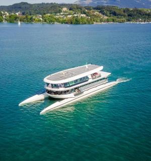 大片水域上的船