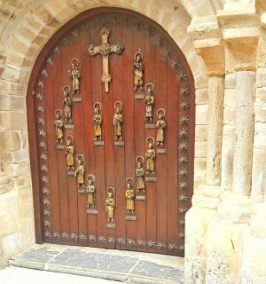 una gran porta de fusta amb una creu