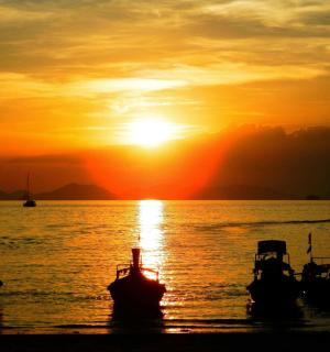 日落时分水中的一群船