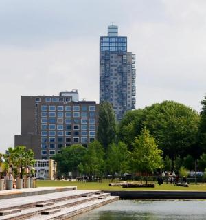 一座有建筑物的城市公园里的喷泉