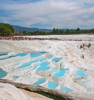 一群人站在沙地上的一个地层周围