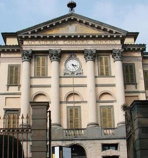 budova s hodinami na průčelí