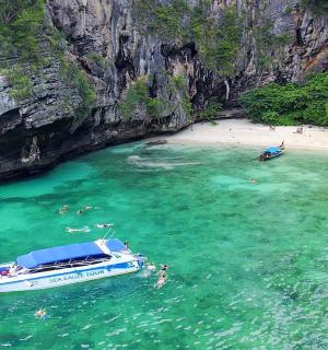 海滩边水中的一艘船