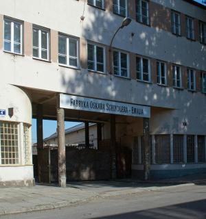 一座正面有招牌的老建筑