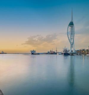 一大片水域和一栋建筑的景色