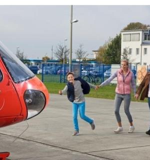 一群人从一辆红色货车上跳下来