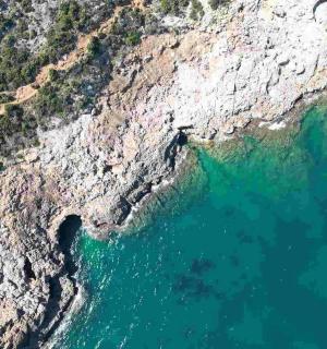 岩石海岸线附近海洋的鸟瞰图